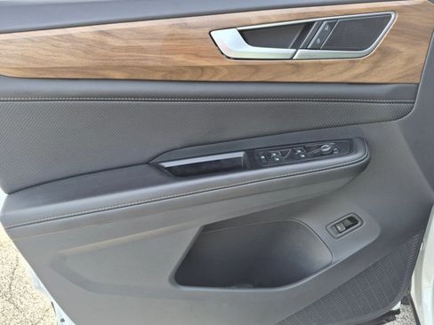 Used 2024 Volkswagen Atlas SE FWD image 19