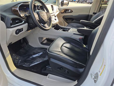 Certified 2023 Chrysler Pacifica Limited FWD image 26