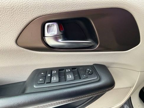 Used 2019 Chrysler Pacifica Touring-L Plus image 25