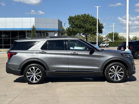 Used 2025 Ford Explorer ST-Line AWD/4WD image 4