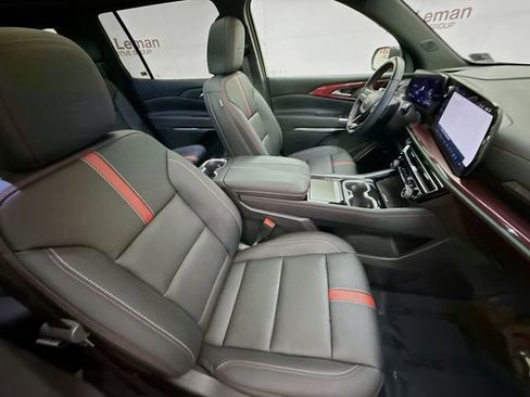 Used 2024 Chevrolet Traverse RS image 32