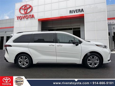 Used 2023 Toyota Sienna XSE image 4