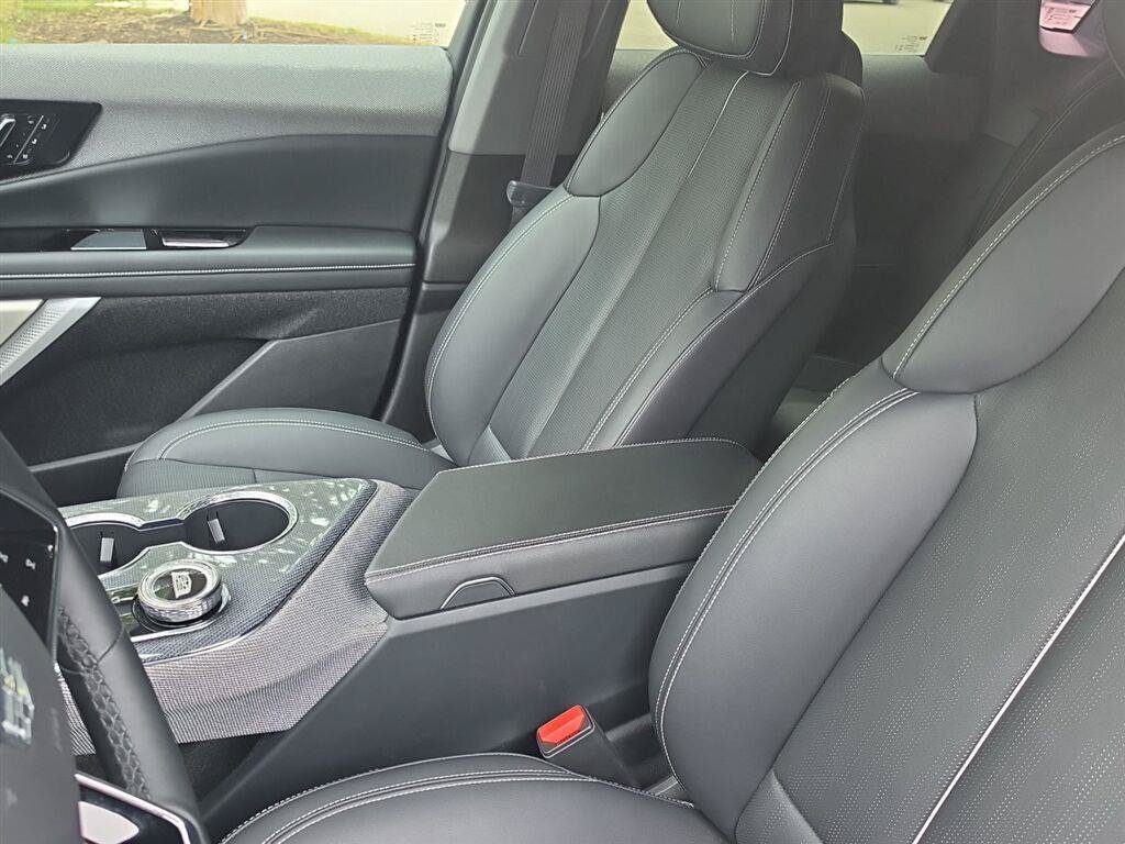 Used 2025 Cadillac Optiq Luxury 2 w/ LPO, Floor Liner Package AWD/4WD image 9