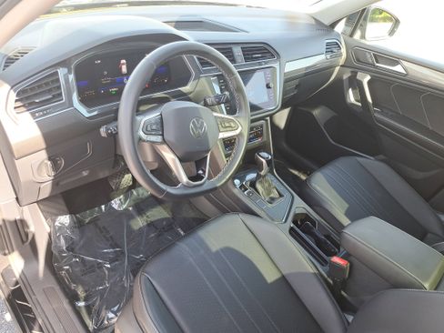 Used 2023 Volkswagen Tiguan SE w/ Panoramic Sunroof Package FWD image 15