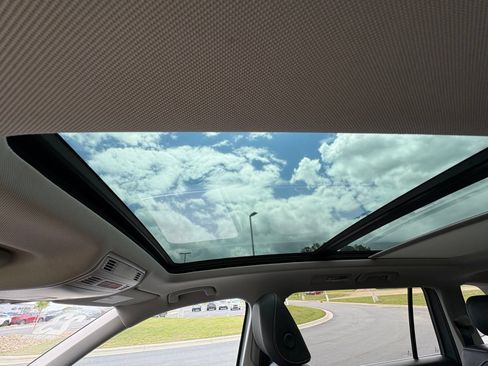 Used 2023 Volkswagen Tiguan SE w/ Panoramic Sunroof Package FWD image 24