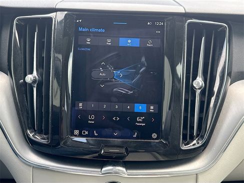 Used 2022 Volvo XC60 B5 Momentum image 17