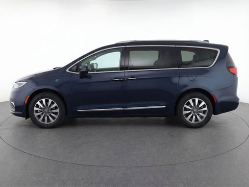 Used 2023 Chrysler Pacifica Touring-L image 5