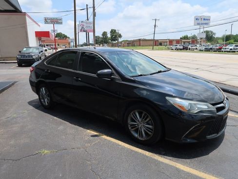 Used 2015 Toyota Camry SE FWD image 2