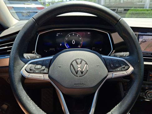 Certified 2023 Volkswagen Jetta SE w/ Panoramic Sunroof Package FWD image 19