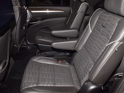 Used 2025 Cadillac Escalade ESV Premium Luxury Platinum AWD/4WD image 14