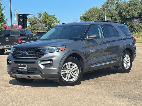 Used 2021 Ford Explorer XLT w/ Equipment Group 202A image 2
