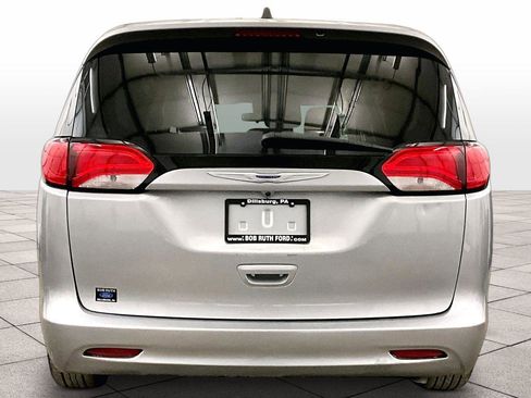 Used 2020 Chrysler Voyager L image 4