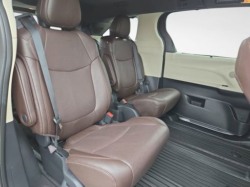 Used 2023 Toyota Sienna Platinum AWD/4WD image 33