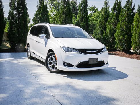 Used 2017 Chrysler Pacifica Limited w/ UConnect Theater Package FWD image 2