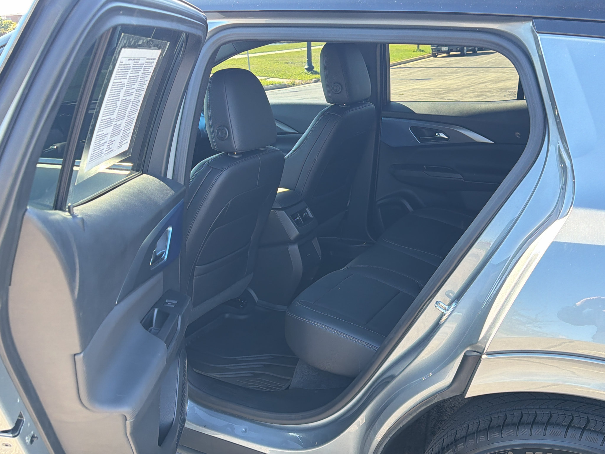 Used 2025 Chevrolet Equinox EV LT w/ LPO, Blackout Package FWD image 33