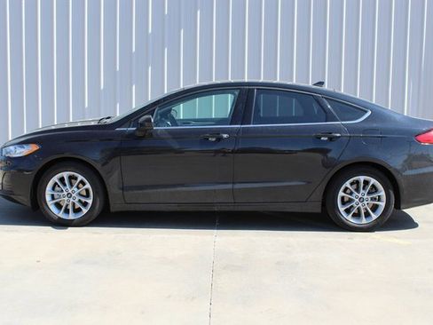 Used 2020 Ford Fusion SE image 2