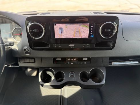 Used 2020 Mercedes-Benz Sprinter 2500 image 21