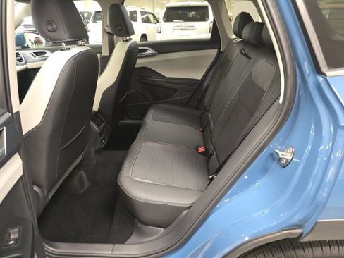 Used 2025 Volkswagen Taos SE AWD/4WD image 11