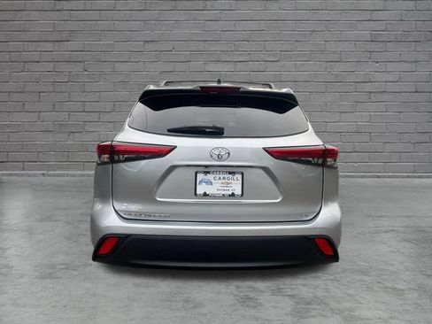 Used 2023 Toyota Highlander LE FWD image 6