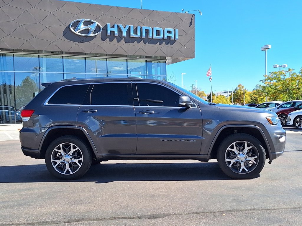 Used 2018 Jeep Grand Cherokee Limited AWD/4WD image 2