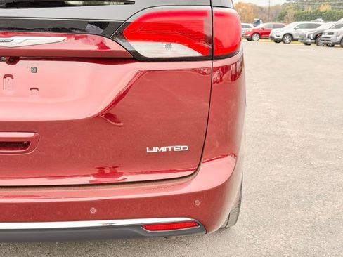 Used 2017 Chrysler Pacifica Limited image 8