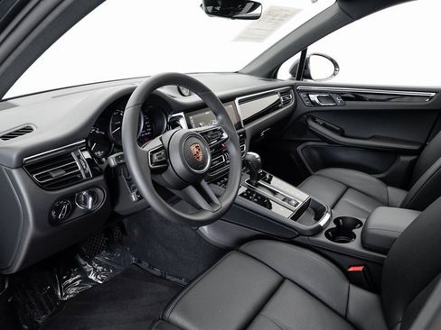 Used 2025 Porsche Macan image 4