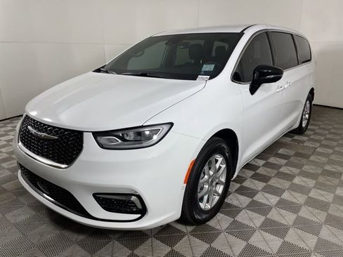 New 2025 Chrysler Pacifica Select image 4