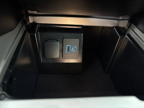Used 2024 Ford Explorer XLT RWD image 23