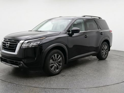 Used 2025 Nissan Pathfinder SV FWD image 3