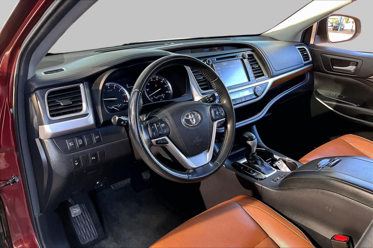 Used 2017 Toyota Highlander Limited FWD image 18