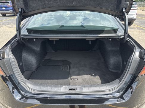 Used 2025 Nissan Altima 2.5 SV FWD image 8