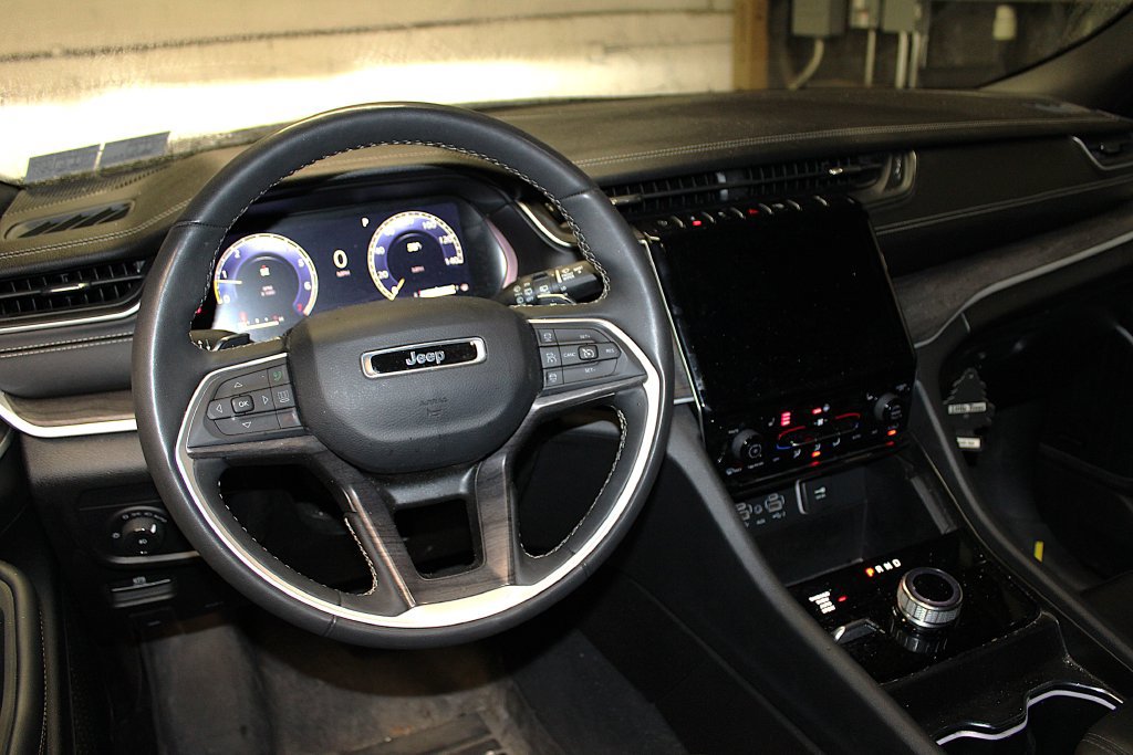 Used 2024 Jeep Grand Cherokee L Limited w/ Black Appearance Package AWD/4WD image 4