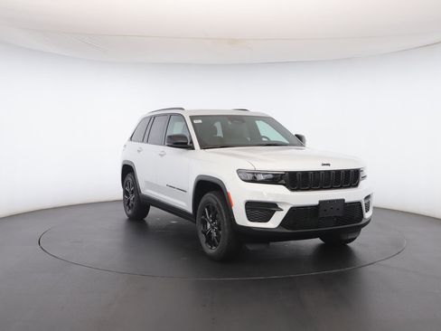 New 2025 Jeep Grand Cherokee Altitude image 34