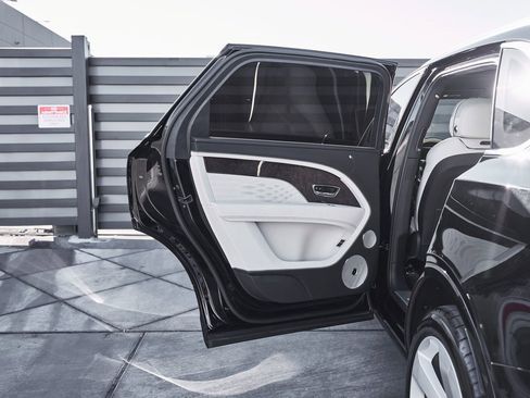 Used 2023 Bentley Bentayga Extended Wheelbase image 26