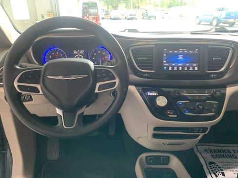 Used 2019 Chrysler Pacifica Touring Plus w/ Tire & Wheel Group FWD image 20