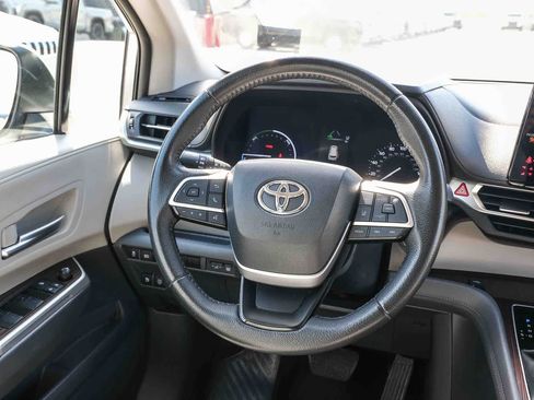 Certified 2023 Toyota Sienna XLE FWD image 15