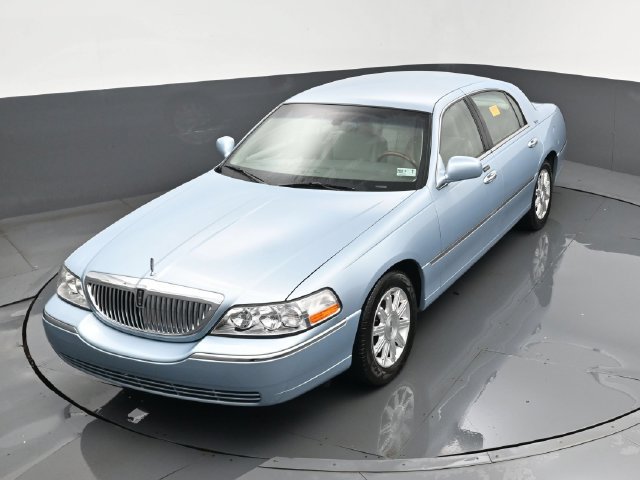 Used 2010 Lincoln Town Car Signature Limited RWD image 23