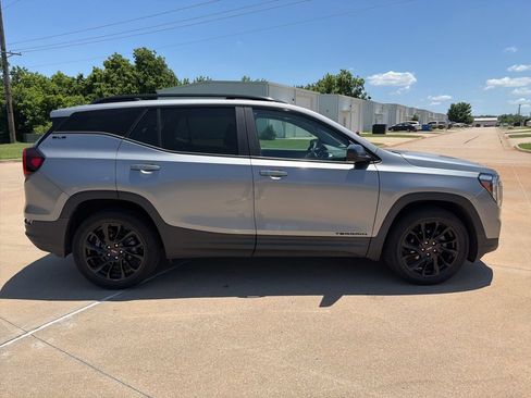Used 2023 GMC Terrain SLE w/ Driver Convenience Package FWD image 5