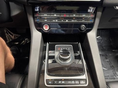 Used 2017 Jaguar F-PACE AWD/4WD image 40