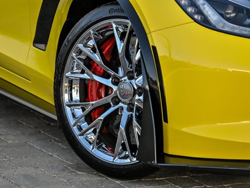 Used 2016 Chevrolet Corvette Z06 w/ 3LZ Preferred Equipment Group RWD image 3