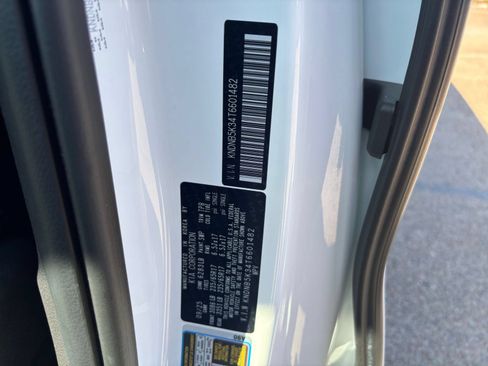 Used 2026 Kia Carnival FWD image 32