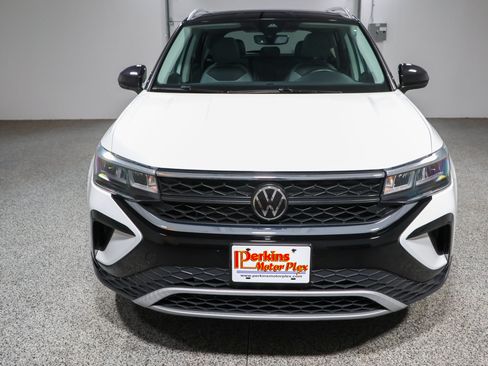Used 2023 Volkswagen Taos SE w/ Panoramic Sunroof Package AWD/4WD image 4