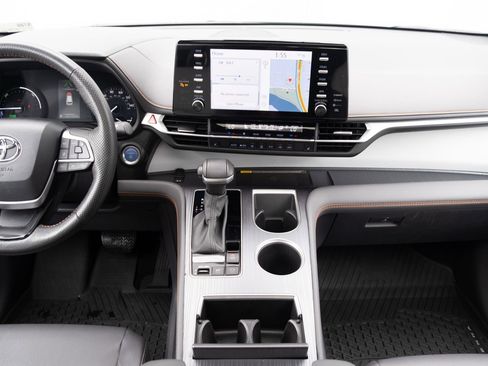 Used 2024 Toyota Sienna XSE image 28