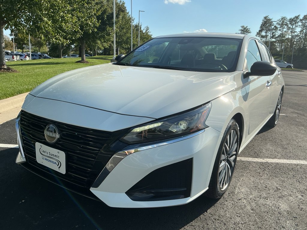 Used 2025 Nissan Altima 2.5 SV FWD image 3