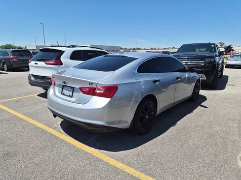 Used 2018 Chevrolet Malibu LT FWD image 4