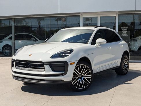 Certified 2025 Porsche Macan image 1