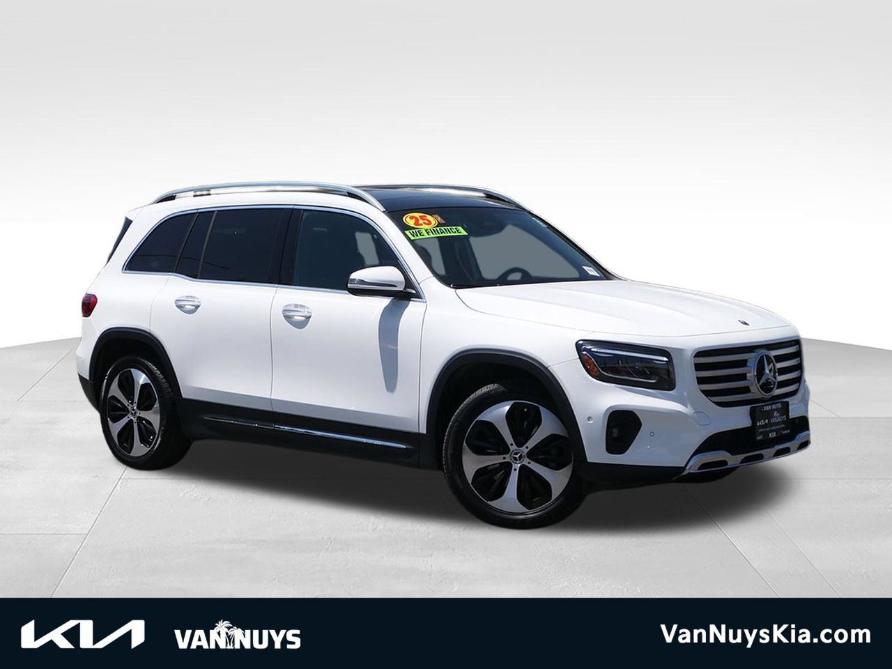Used 2025 Mercedes-Benz GLB 250 4MATIC image 1