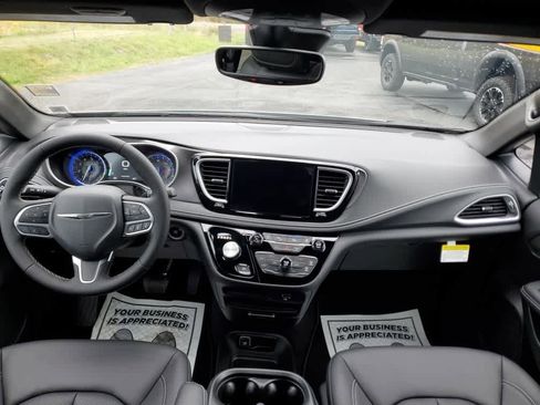 New 2026 Chrysler Pacifica Select image 16