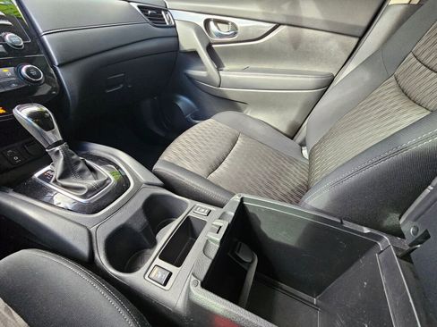 Used 2017 Nissan Rogue SV image 33