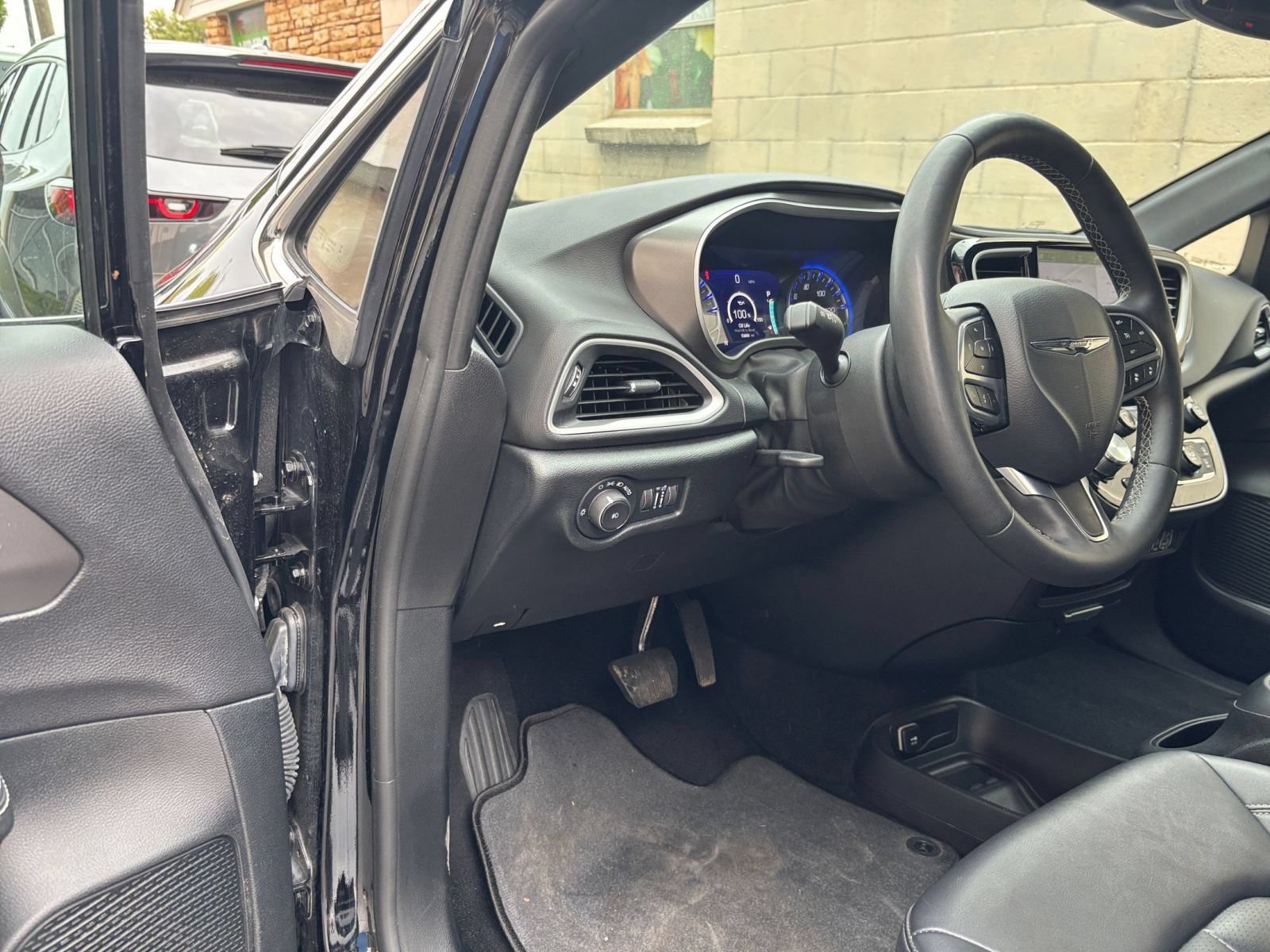 Used 2025 Chrysler Pacifica Select FWD image 36